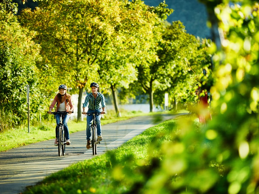 Cochem: Bike and Boat Tour with Picnic and Wine Tasting - Arriving in Beilstein before the boat