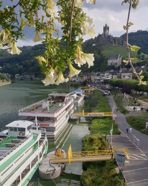 Cochem: Panorama-Schiff-Tour 1 Stunde bis Ernst und zurück - Starting beneath Cochem’s Skagerrak Bridge