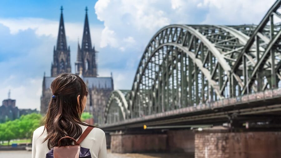 Cologne: entertaining guided tour to old town highlights - Carnival, local habits, and the Cologne personality