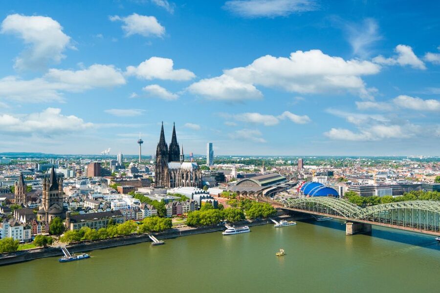 Cologne & Limburg Full-Day Tour - Meeting your guide in Frankfurt