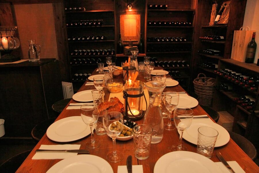 Cologne-Nippes: Gourmet wine tasting with cheese platter - Key points at a glance