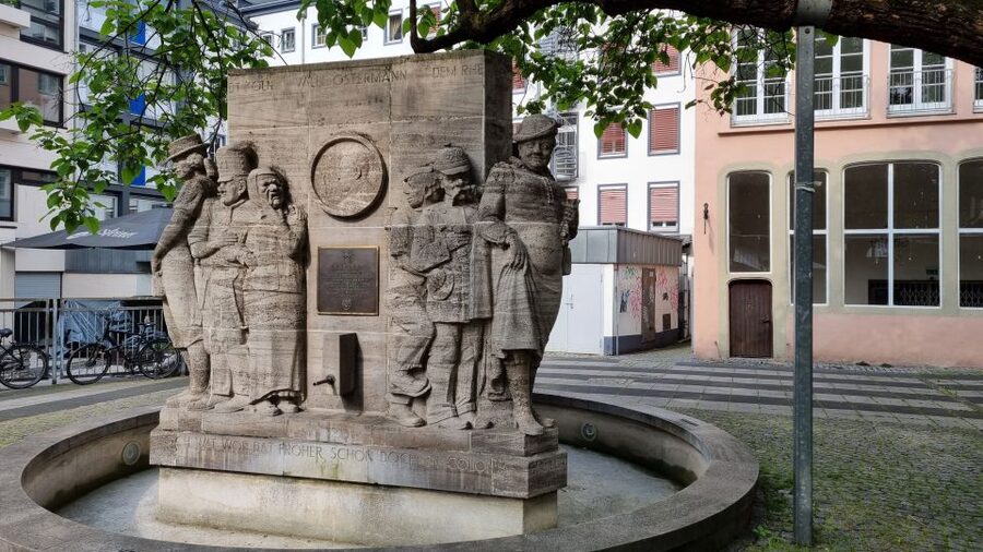 Cologne: Old City Guided Walking Tour - Following Roman Cologne to the Museum Windows