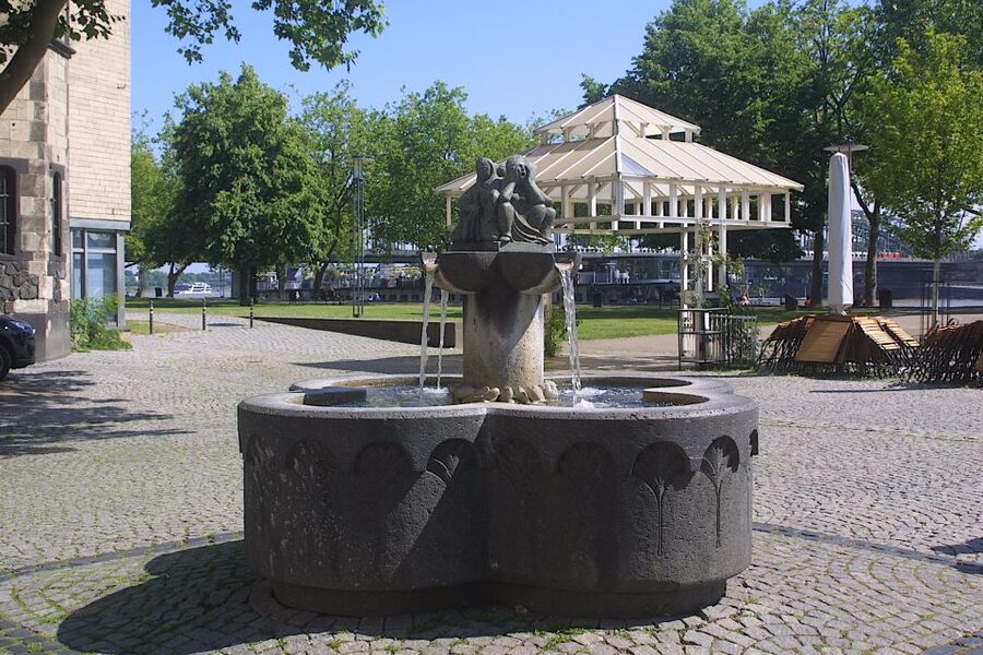Cologne: Old Town Historical Walking Tour with GEO Epoche - Schmitzsäule adds a smaller landmark to the route