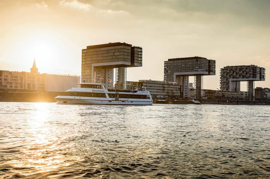 Cologne: Panoramic City Cruise - The boat, seating, and onboard service