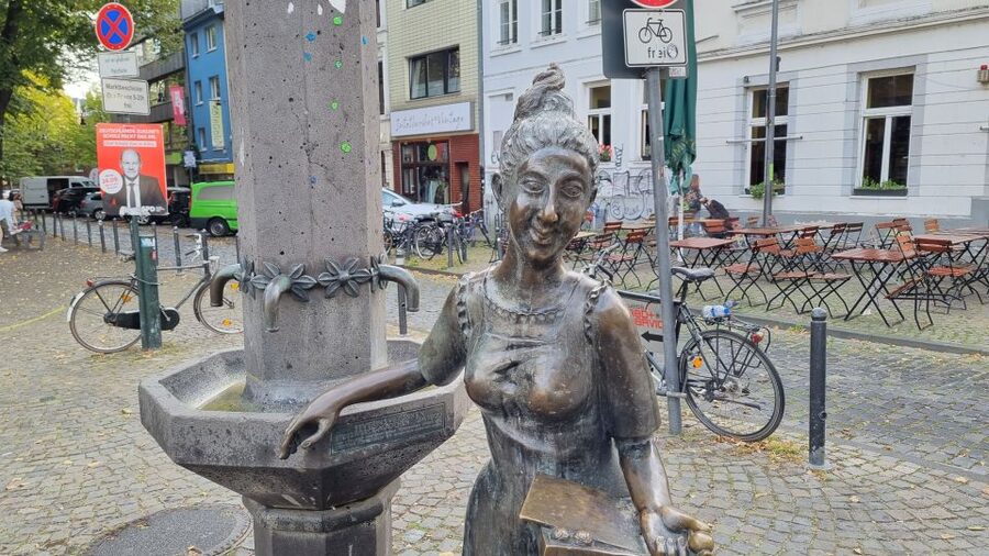 Cologne: Southside Severinsquarter Guided Tour in German - How the private group format affects value