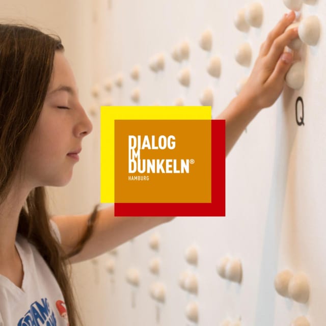Dialog im Dunkeln (Dialogue in the Dark) - Entering the darkness with a small group
