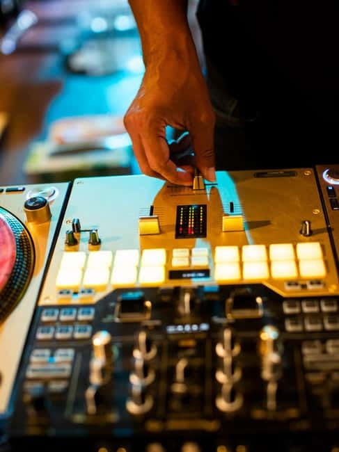 DJ for a Day: Learn to Mix Like a Pro in Berlin - Starting with the structure of a song
