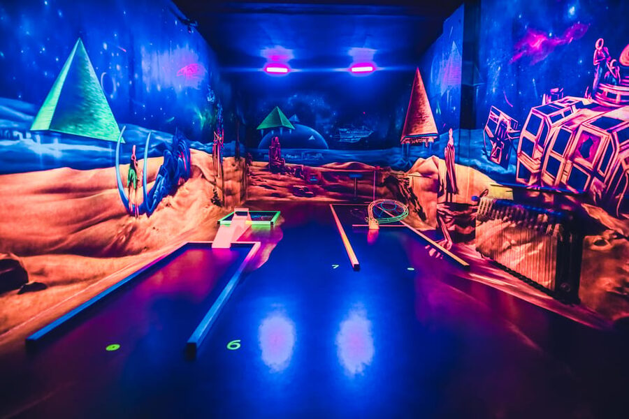Dresden: 3D black light minigolf in the Barock Eventpark - How the 60 to 90 minute course feels