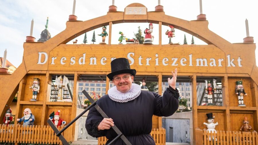 Dresden: Christmas Sightseeing Tour with a 'Pflaumentoffel' - The medieval market in the castle stable courtyard