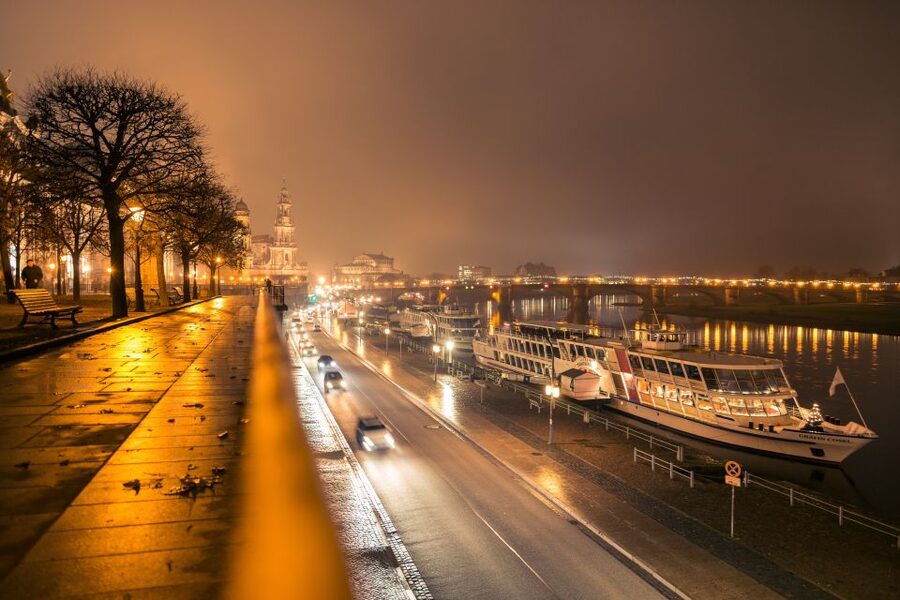 Dresden: Evening River Cruise with Dinner - Pillnitz Palace after dark