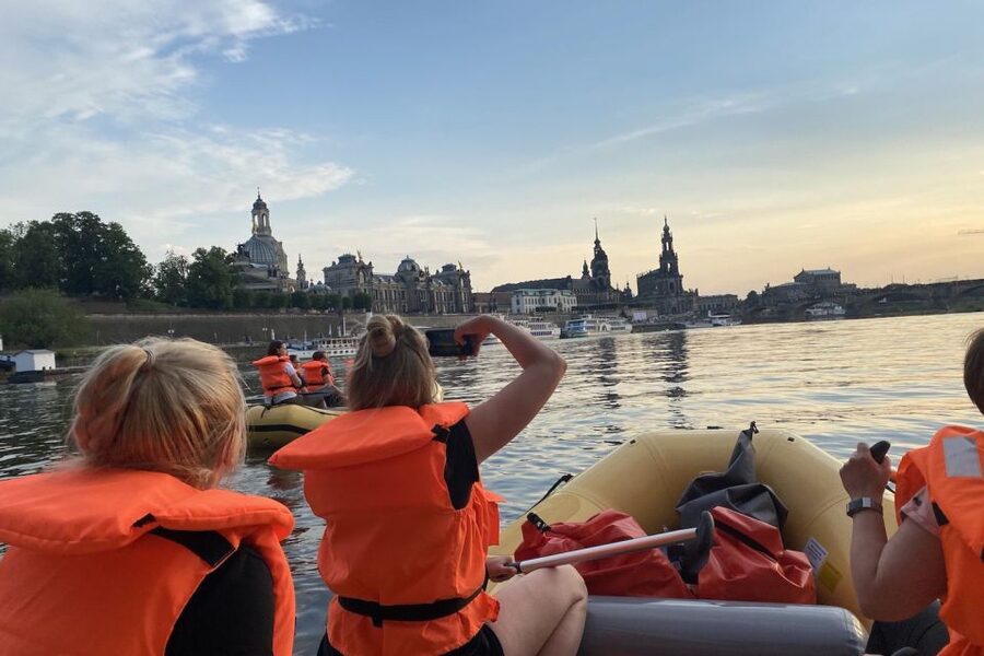 Dresden: Private Inflatable Boat Tour with Beer Garden Stop - German-language service and the staff briefing