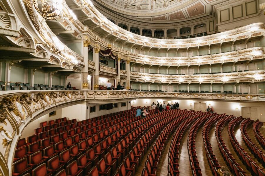 Dresden: Semperoper Tickets and Guided Tour - Inside the auditorium: acoustics, scale, and atmosphere