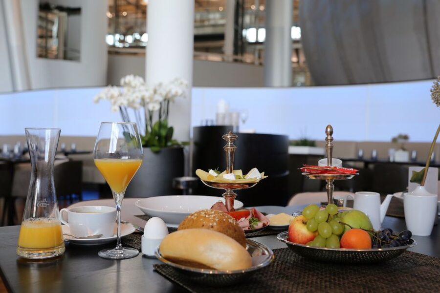 Dresden: Tour of VW's Transparent Factory with breakfast - The building is part of the attraction
