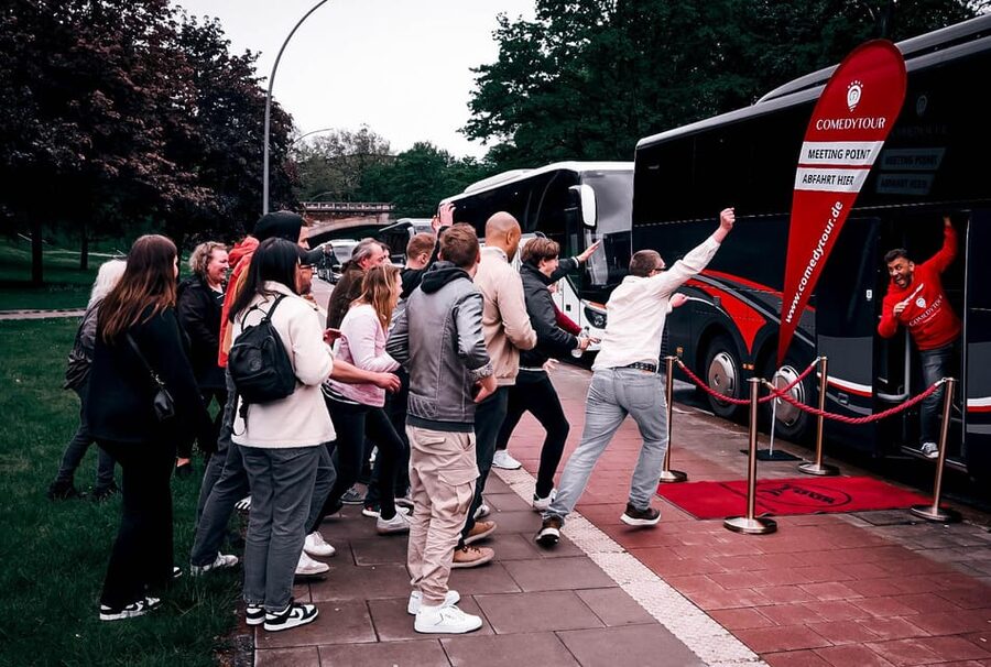 Düsseldorf: 1.5-Hour Comedy Bus Tour - Düsseldorf sightseeing with a comic twist