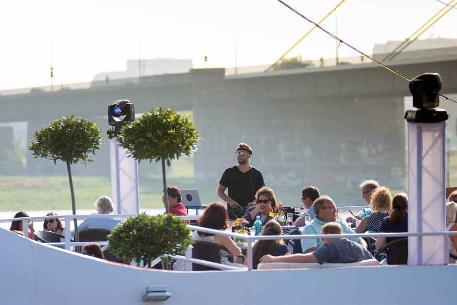 Düsseldorf: 2-Hour Evening Rhine River Cruise with Live DJ - Setting out from Düsseldorf’s Rheinuferpromenade