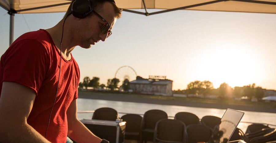 Düsseldorf: 2-Hour Evening Rhine River Cruise with Live DJ - The live DJ and the real mood onboard