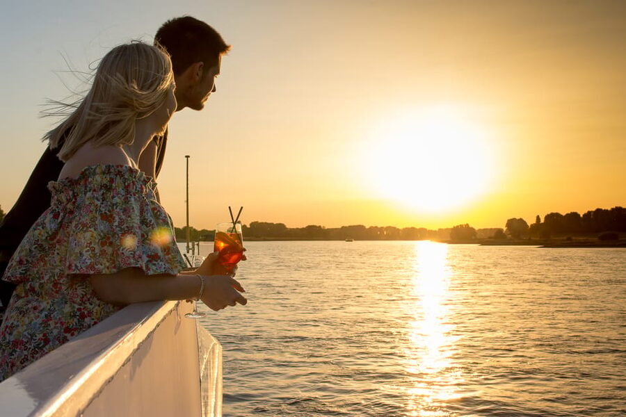 Düsseldorf: 2-Hour Evening Rhine River Cruise with Live DJ - Why weather and timing matter so much