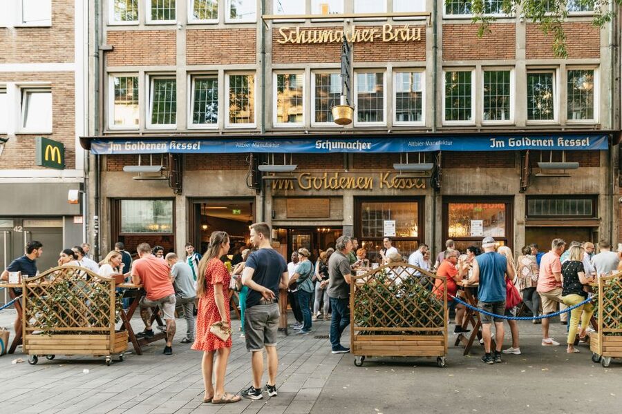 Düsseldorf: Altbier-Safari Beer Walking Tour - What makes the guides important