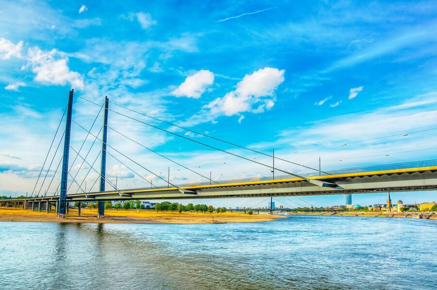 Düsseldorf: City Sightseeing Cruise on the Rhine - Drinks, Snacks, and the Happy-Hour Appeal