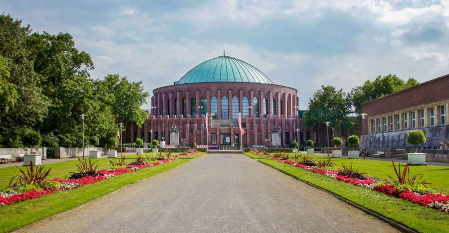 Düsseldorf: Classic City Segway Tour - Starting at Rathausufer and learning the Segway