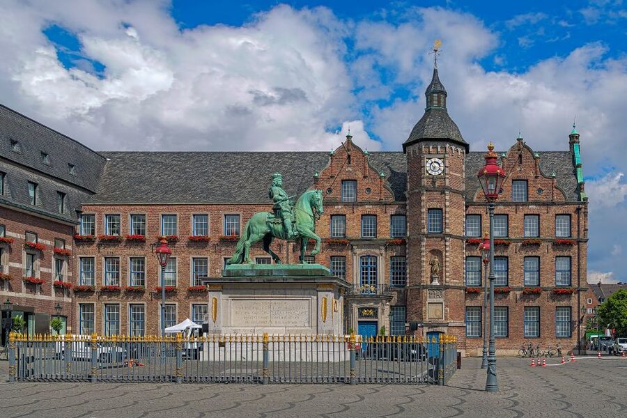 Düsseldorf: Classic City Segway Tour - Burgplatz and the Rhine promenade