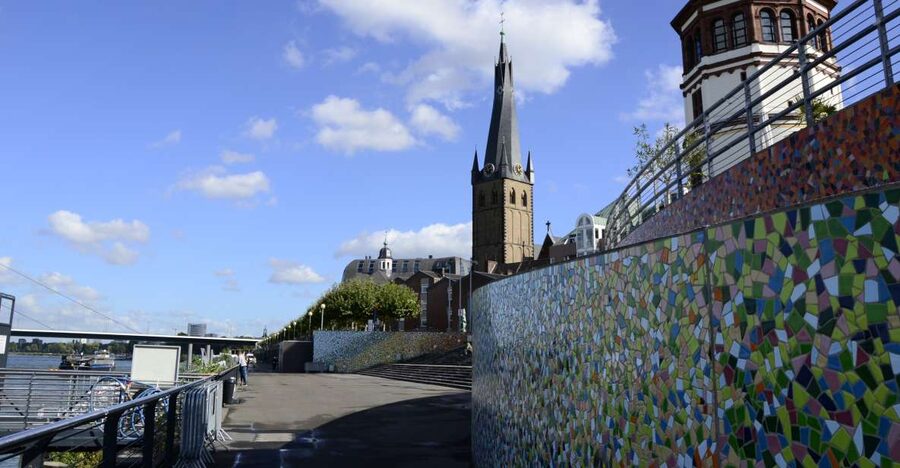 Düsseldorf: Guided Old Town Tour with Beer Break - Walking from luxury shops into the Old Town