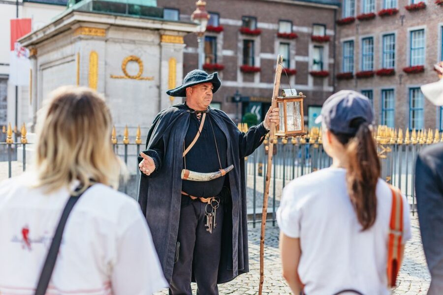 Düsseldorf: Guided Tour with a Night Watchman - Burgplatz and the Schlossturm after dark