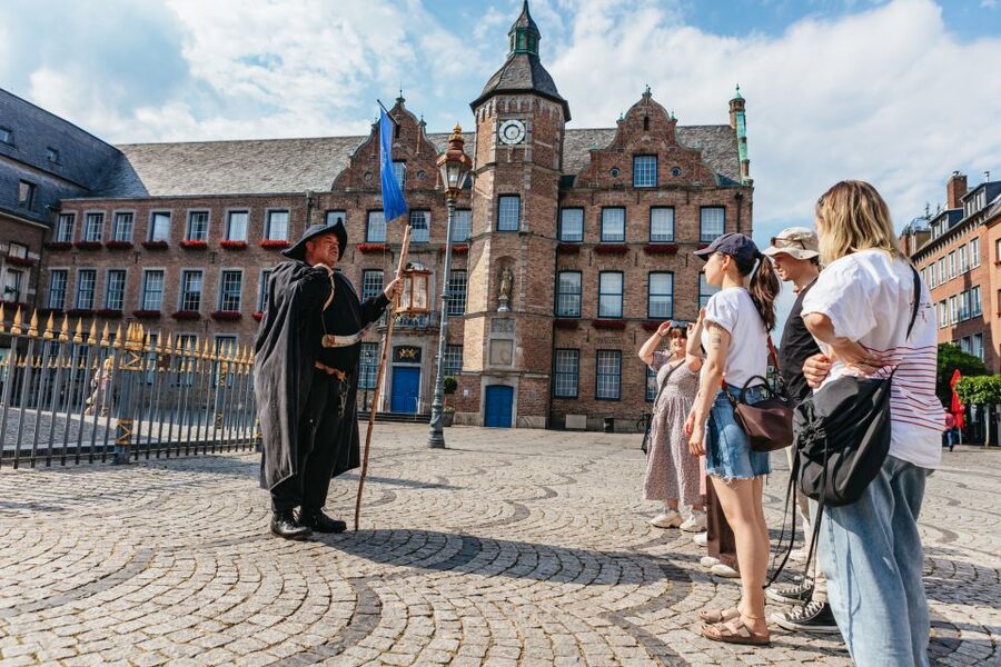 Düsseldorf: Guided Tour with a Night Watchman - The Stadtmuseum entry and what it adds