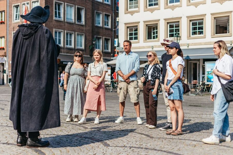 Düsseldorf: Guided Tour with a Night Watchman - Why the guide makes or breaks the evening