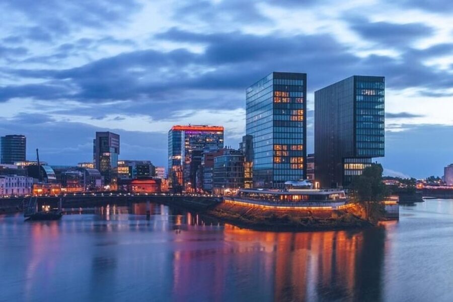 Dusseldorf : Highlights Walking tour with A Guide - Guide quality and the human side of the walk