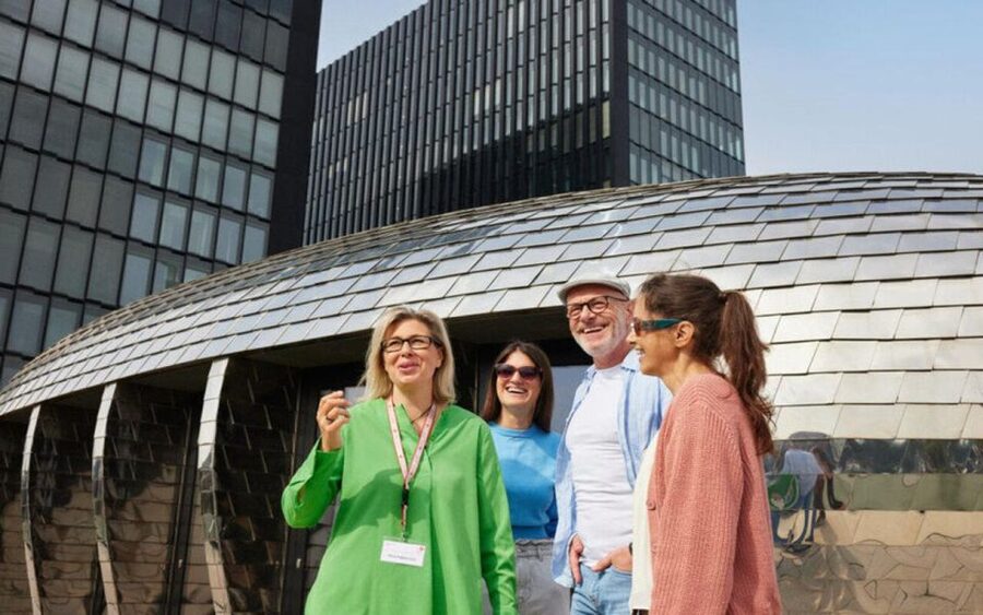 Düsseldorf: MedienHafen Tour - The Rhine Tower, a landmark with a literal cut