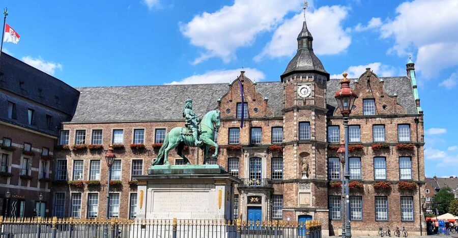 Dusseldorf: Old Town & Altbier Tour - Killepitsch, local drinks, and the first taste of Altstadt life
