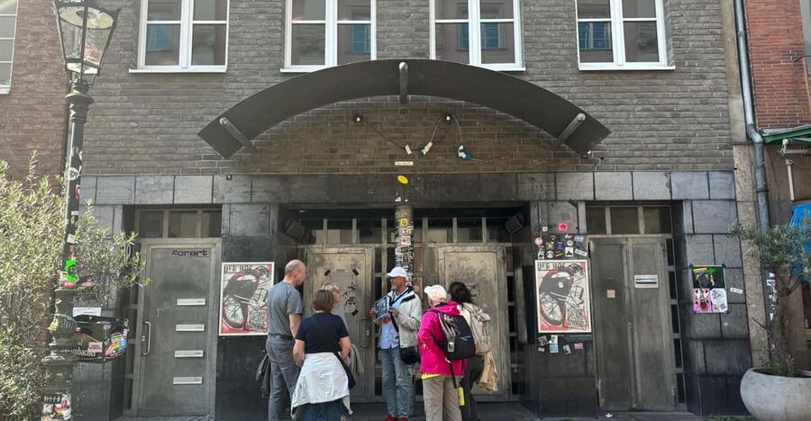 Düsseldorf: Old Town Historical Walking Tour with GEO EPOCHE - Starting at Düsseldorf’s Stadterhebungsmonument