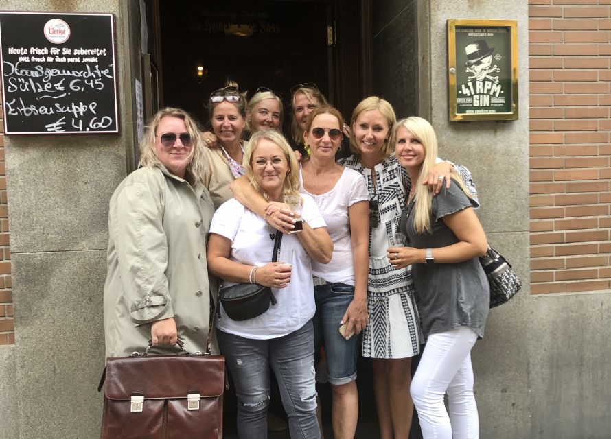 Düsseldorf: Old Town Interactive Crime Tour with actor - The actor-guide keeps the game alive