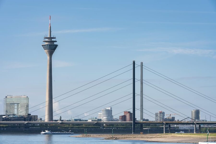 Düsseldorf: Rhine Tower Adult Entry - Food and drinks above the city