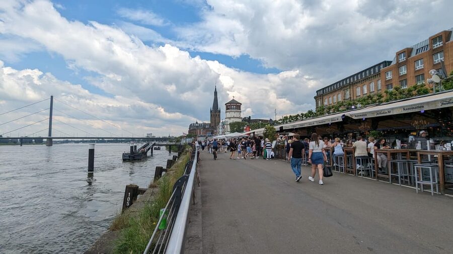 Düsseldorf: Tipping based - Old Town Walking Tour - A market stop with a local feel