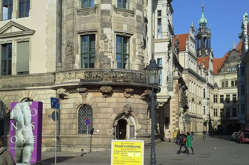 Elbfloren: Historical city tour - The Frauenkirche and its powerful interior