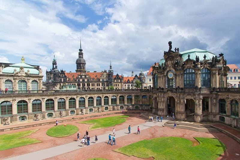 Elbfloren: Historical city tour - Starting at Dresden Castle and Schlossplatz