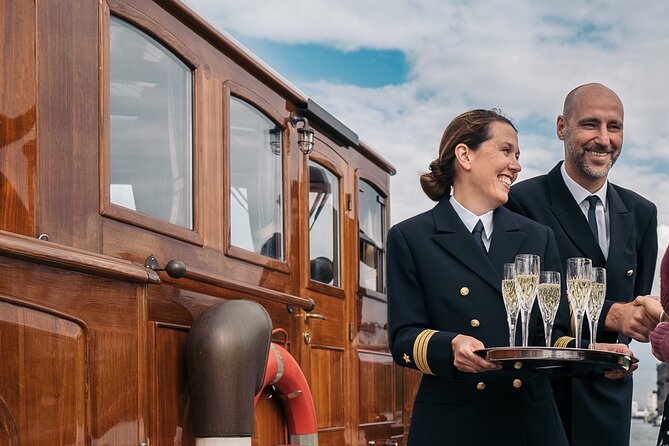 Evening aperitif tour aboard the motor yacht Fitzgerald - Passing the Reichstag Building