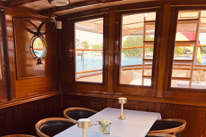 Evening aperitif tour aboard the motor yacht Fitzgerald - The Federal Chancellery from the river