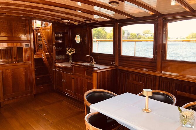 Evening aperitif tour aboard the motor yacht Fitzgerald - Wine, music, and the Fitzgerald atmosphere