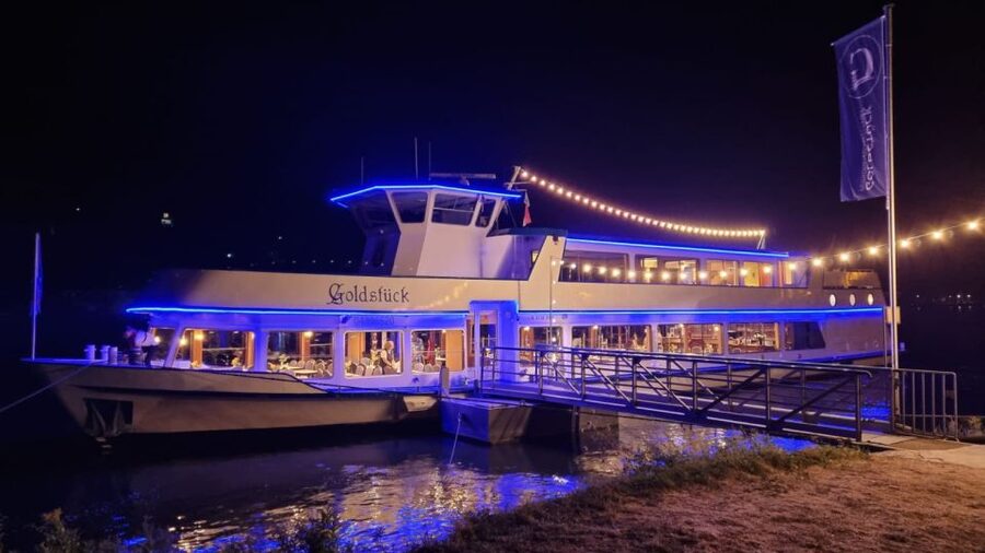Evening-Cruise to the fireworks of the Cochemer Winefest. - Passing through the Müden lock