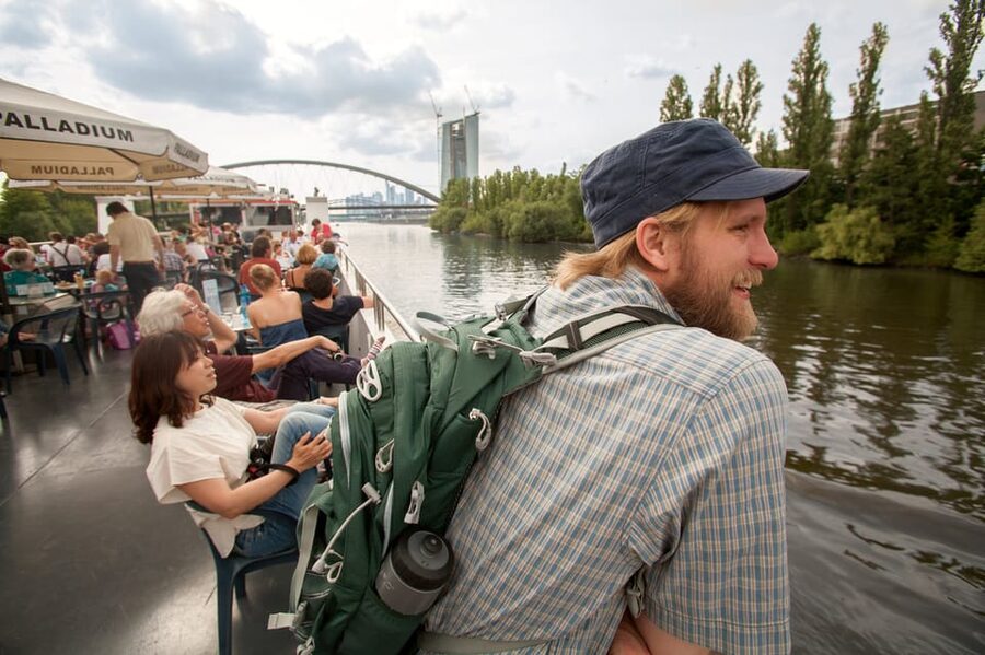 Frankfurt: 1-Hour Panorama Boat Cruise on the river Main - Understanding the German and English commentary