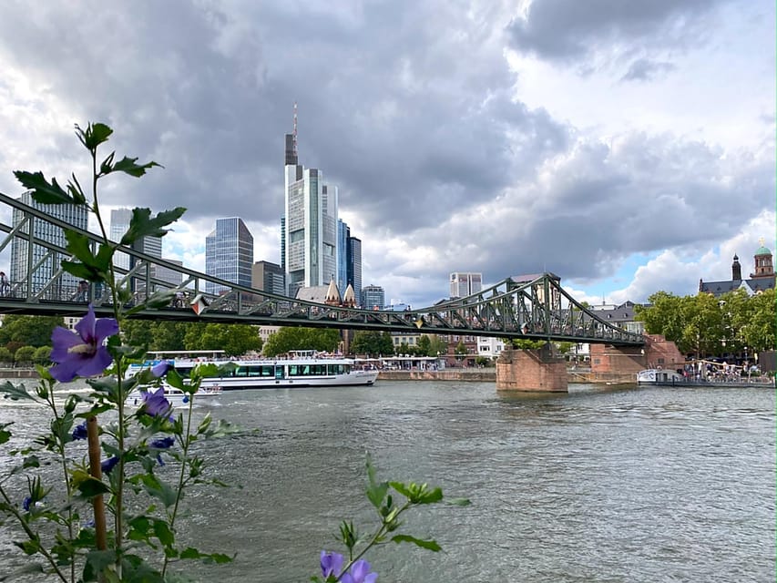 Frankfurt: Discover the heart of Frankfurt - a city tour in German - Why Dimitri can change the feel of Frankfurt