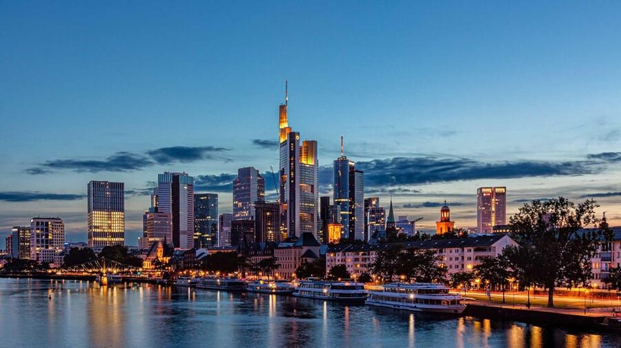 Frankfurt: Discover the heart of Frankfurt – a city tour in Russian - Haus Wertheym and the traces of an older Frankfurt