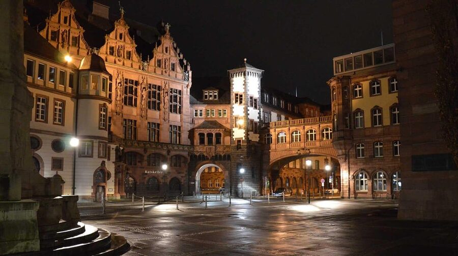Frankfurt: Discover the heart of Frankfurt – a city tour in Russian - How Dimitri’s guiding style shapes the experience