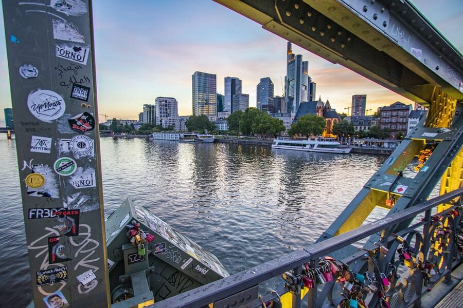 Frankfurt: Express Walk with a Local in 60 minutes - Key Points To Know Before You Book