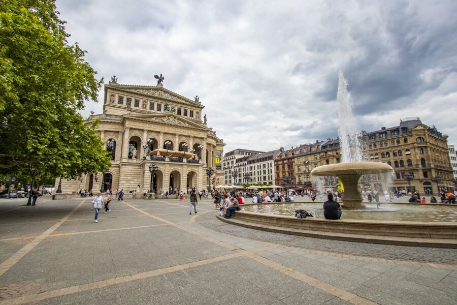 Frankfurt: Express Walk with a Local in 60 minutes - From Alte Oper to Goethe House