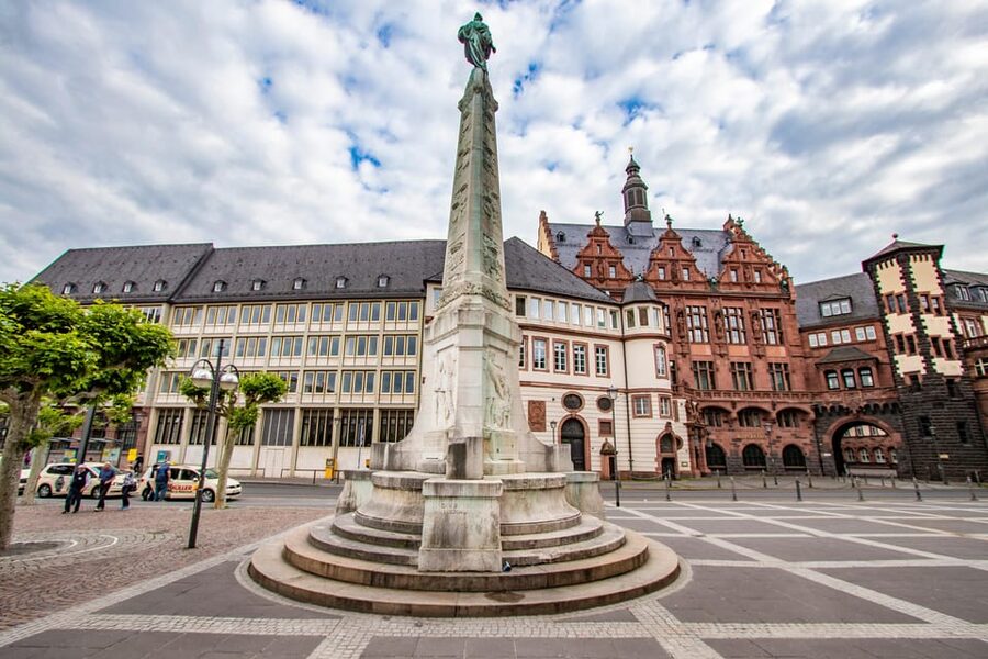 Frankfurt: Express Walk with a Local in 60 minutes - Why The Small Group Matters