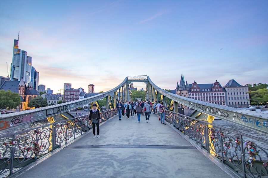 Frankfurt: Express Walk with a Local in 60 minutes - Language and Booking Flexibility